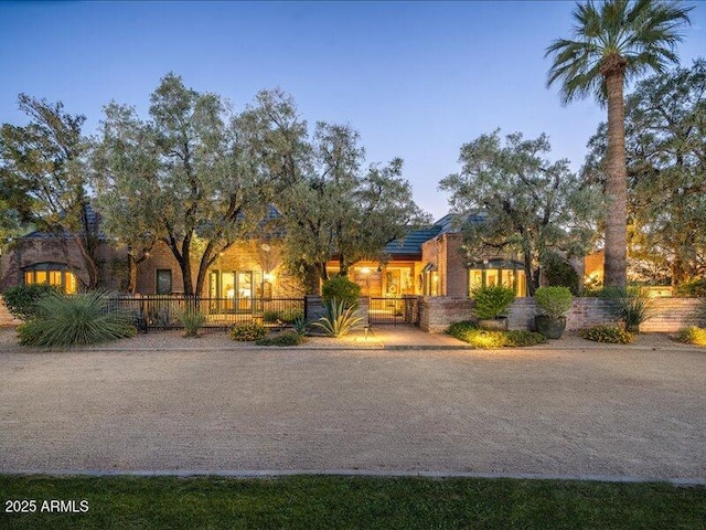 8022 N Ironwood Dr, Paradise Valley, AZ 85253 - view of front of home featuring a fenced front yard
