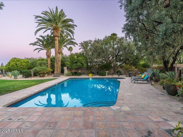 8022 N Ironwood Dr, Paradise Valley, AZ 85253 - swimming pool with a patio