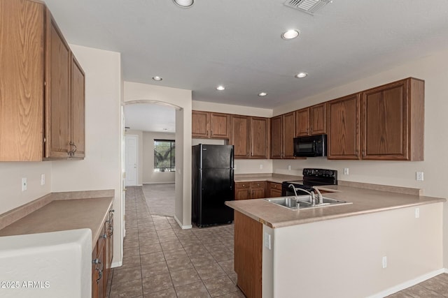 kitchen featuring visible vents, recessed lighting, arched walkways, a sink, and black appliances