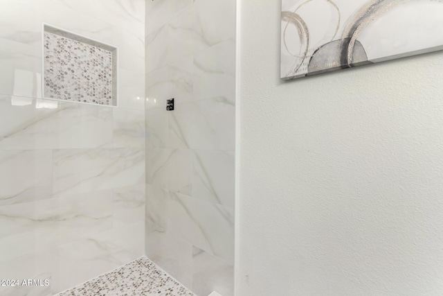 bathroom featuring a tile shower