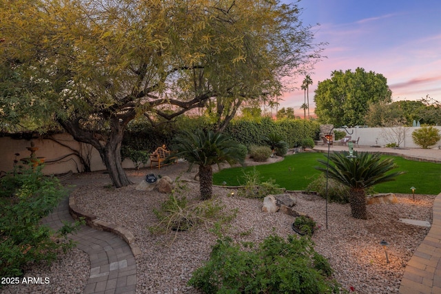 view of yard at dusk