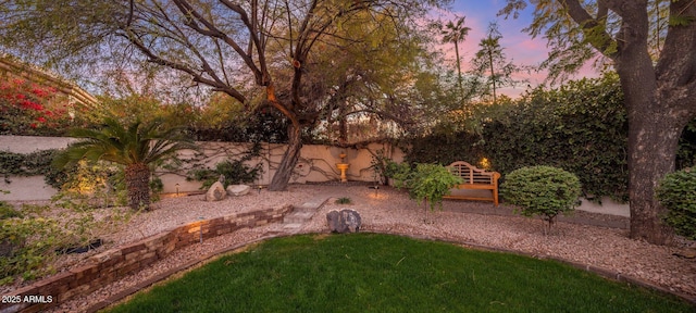 view of yard at dusk