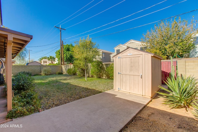 view of yard featuring a storage shed