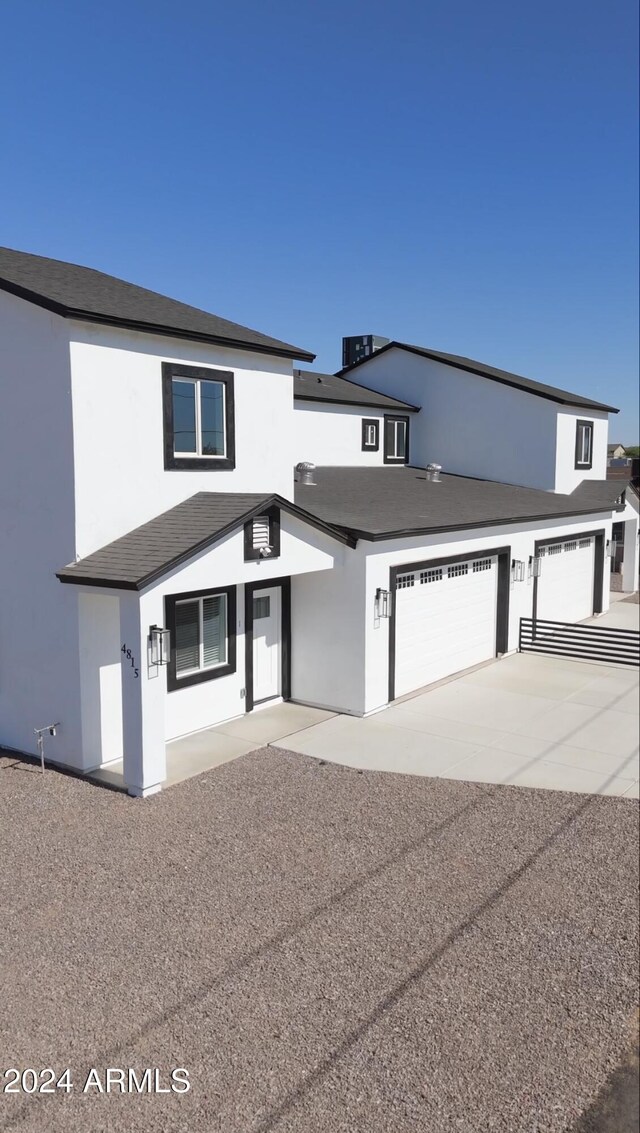 view of front facade featuring a garage