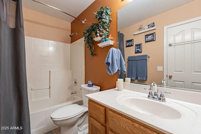 full bathroom featuring shower / bath combo with shower curtain, toilet, and vanity