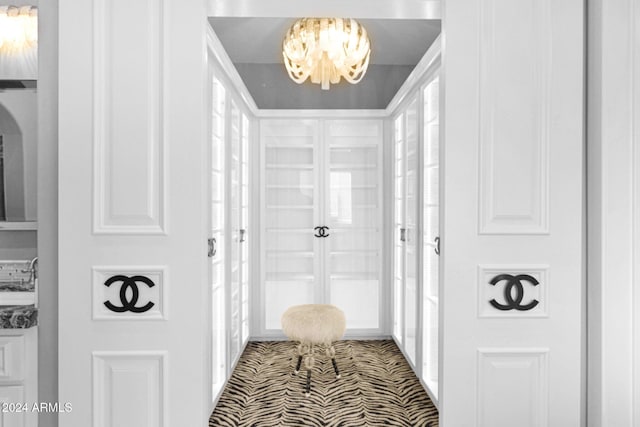 mudroom featuring a notable chandelier