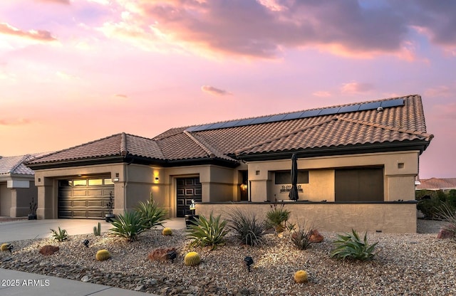 view of front facade featuring a garage