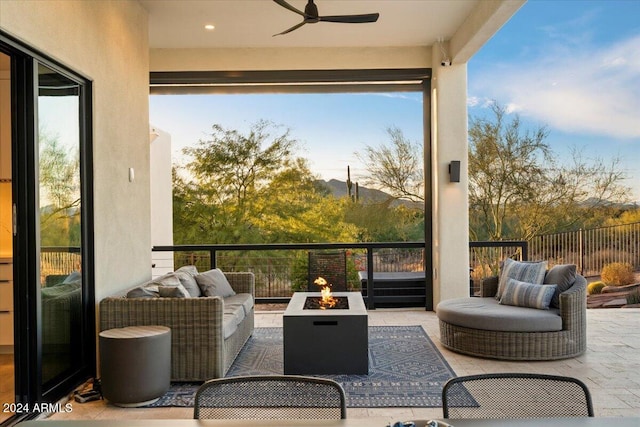 sunroom / solarium featuring ceiling fan