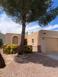 view of front facade featuring driveway and stucco siding