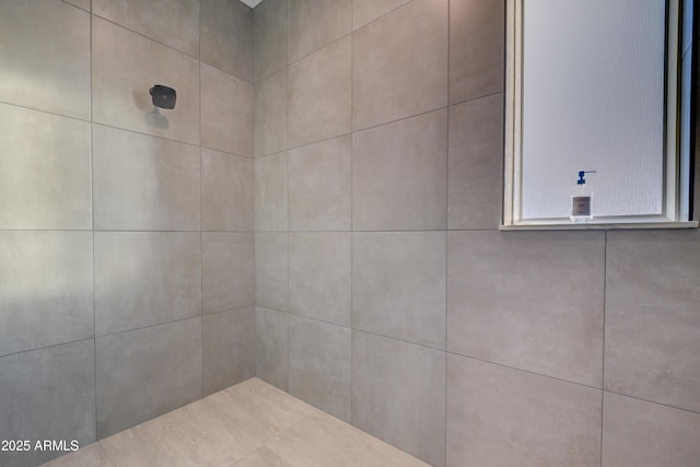 details featuring tiled shower