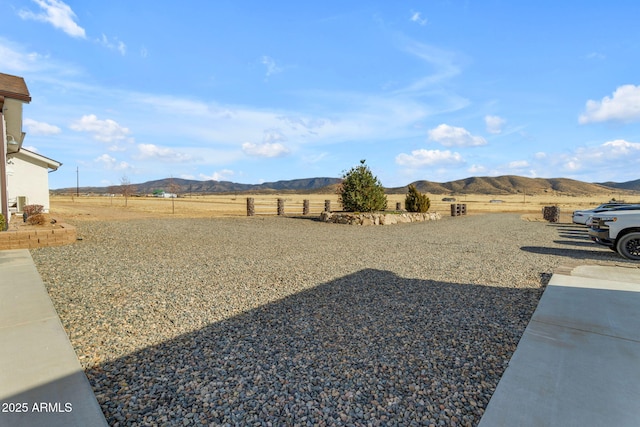 view of yard featuring a mountain view