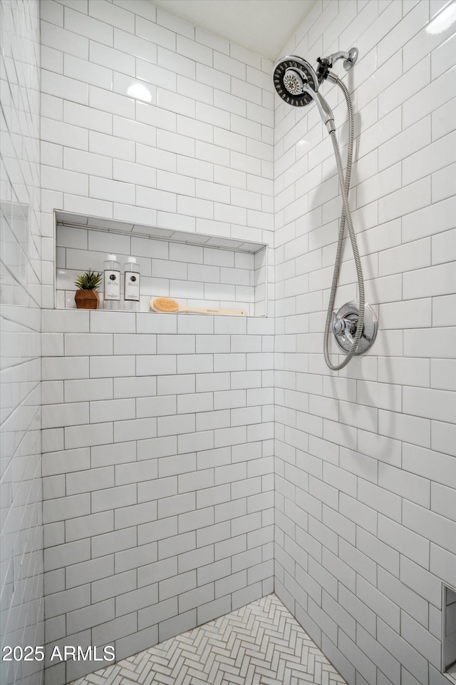 bathroom featuring a tile shower