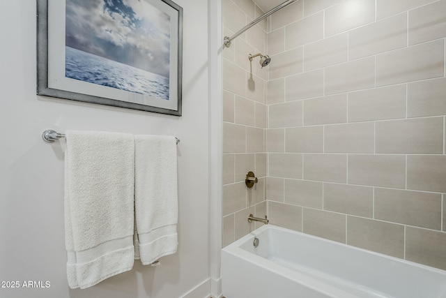 bathroom featuring tiled shower / bath combo