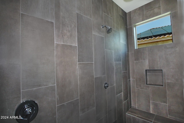 bathroom featuring tiled shower