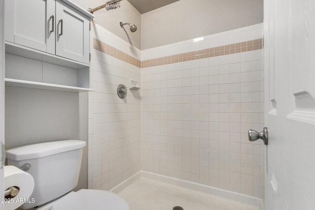 bathroom featuring toilet and tiled shower