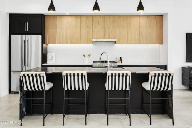 4002 N 33rd Pl, Phoenix, AZ 85018 - kitchen with high quality fridge, backsplash, under cabinet range hood, and an island with sink