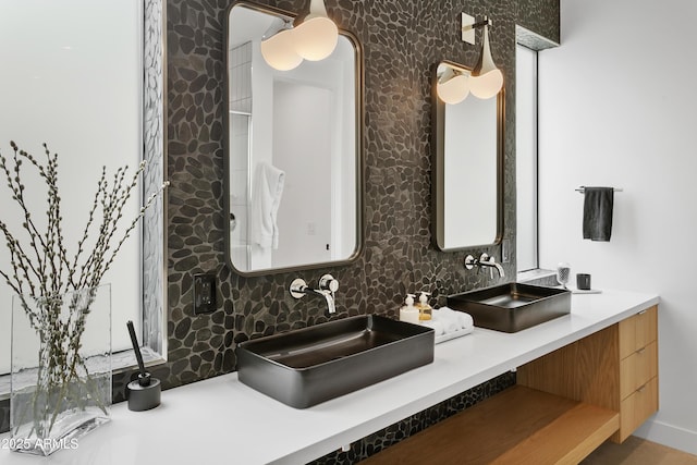 4002 N 33rd Pl, Phoenix, AZ 85018 - full bathroom featuring backsplash and vanity