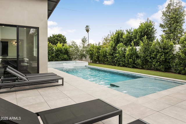 4002 N 33rd Pl, Phoenix, AZ 85018 - view of swimming pool featuring a patio area and a pool with connected hot tub