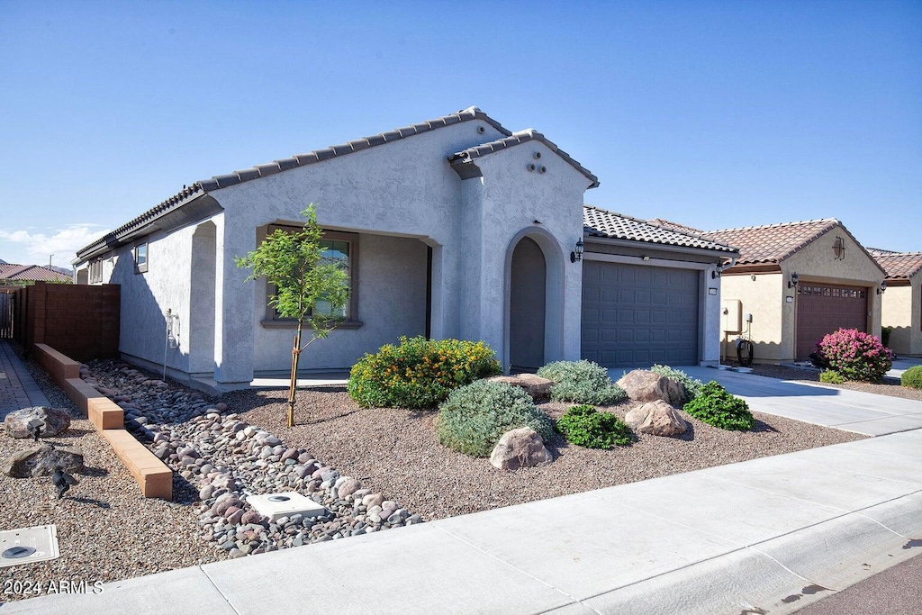 view of front facade featuring a garage