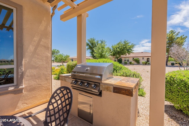 view of patio with an outdoor kitchen and grilling area