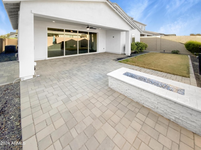 view of patio featuring a fire pit and ceiling fan