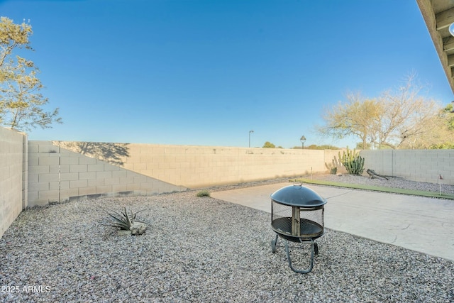 view of yard featuring a patio area