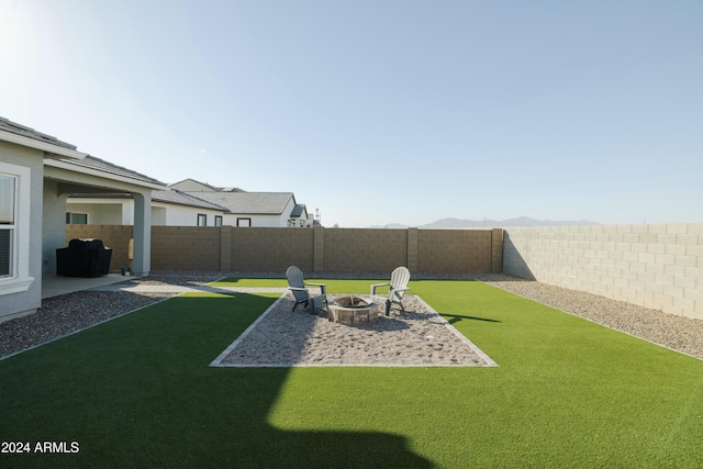 view of yard featuring an outdoor fire pit