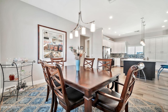 dining space featuring recessed lighting, visible vents, light wood-style flooring, and baseboards