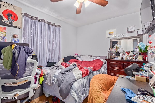 bedroom featuring ceiling fan