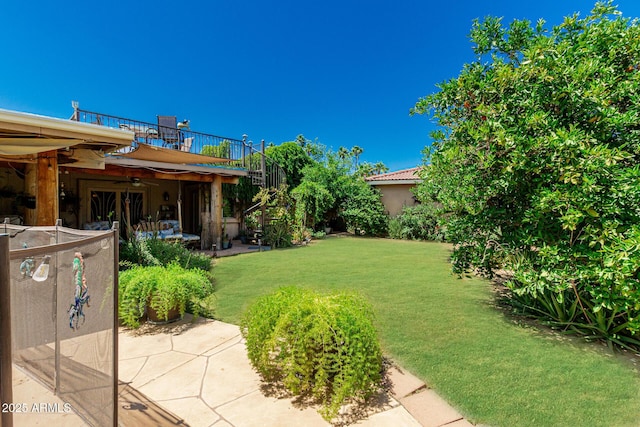 12837 N 68th St, Scottsdale, AZ 85254 - view of grassy yard featuring a patio area, ceiling fan, and a balcony