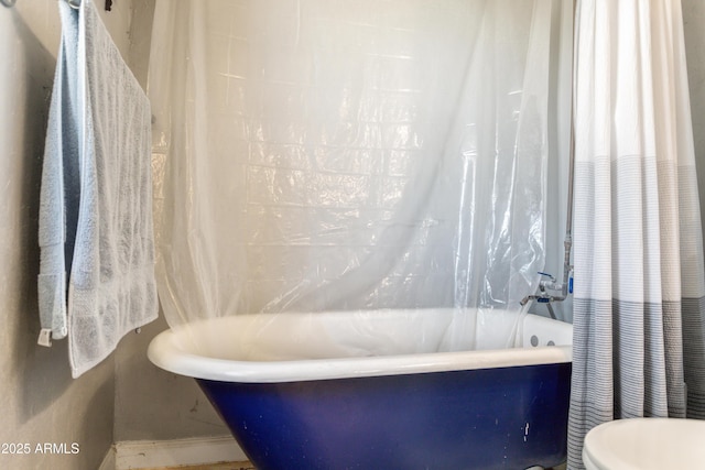 8730 E Barataria Blvd, Sierra Vista, AZ 85650 - full bathroom featuring baseboards, toilet, and shower / bath combo with shower curtain