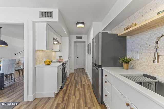 kitchen featuring sink, tasteful backsplash, dark hardwood / wood-style floors, stainless steel appliances, and white cabinets