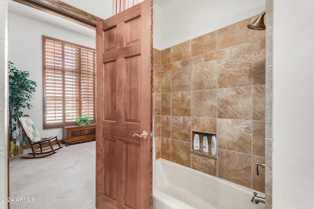 bathroom featuring tiled shower / bath combo