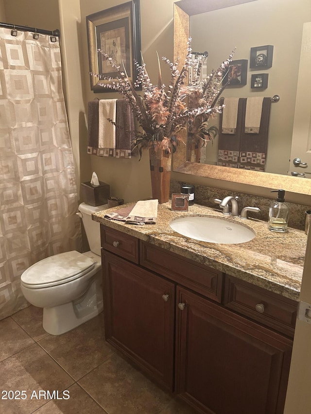 14000 N 94th St Unit 1077, Scottsdale, AZ 85260 - full bathroom featuring toilet, vanity, tile patterned floors, and a shower with curtain