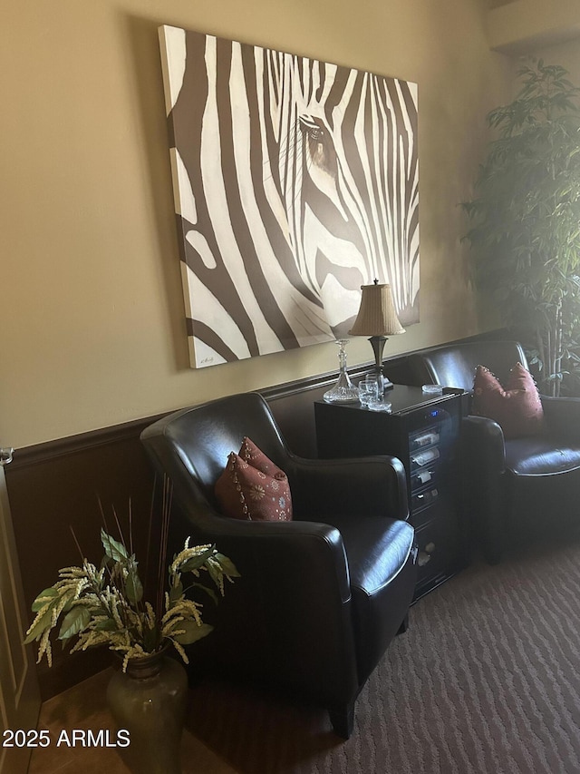 14000 N 94th St Unit 1077, Scottsdale, AZ 85260 - carpeted living room featuring wallpapered walls