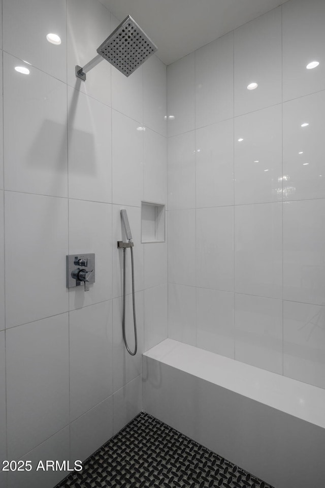 bathroom featuring tiled shower