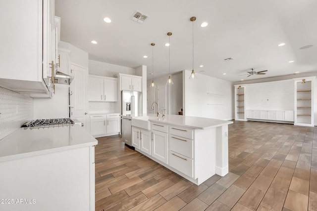 9017 E June Cir, Mesa, AZ 85207 - kitchen featuring open floor plan, a ceiling fan, a sink, backsplash, and light countertops