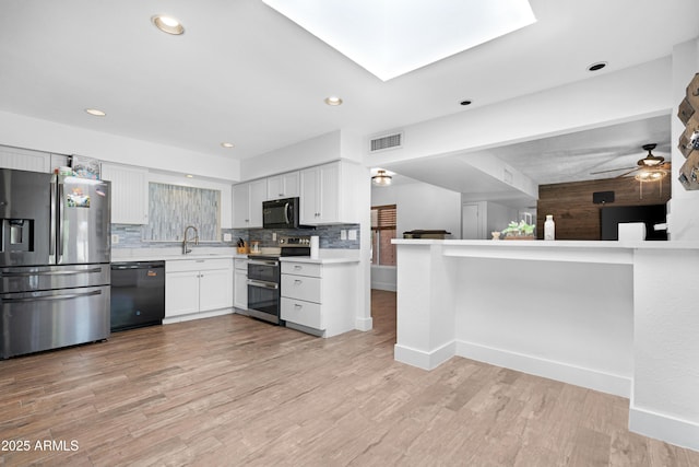 kitchen featuring a sink, light countertops, a ceiling fan, visible vents, and black appliances