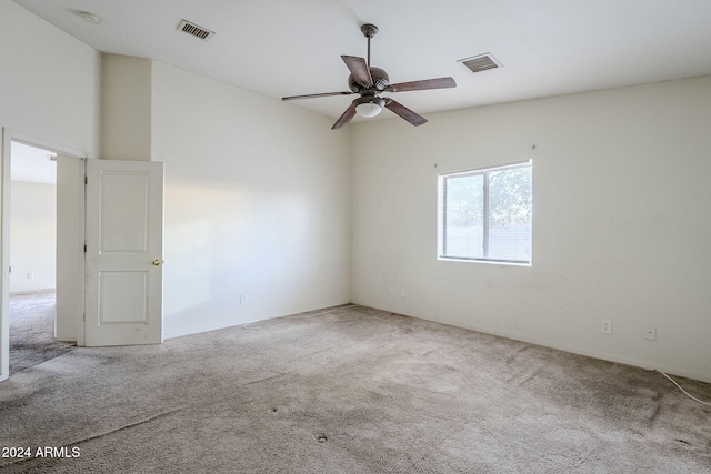 carpeted empty room featuring ceiling fan