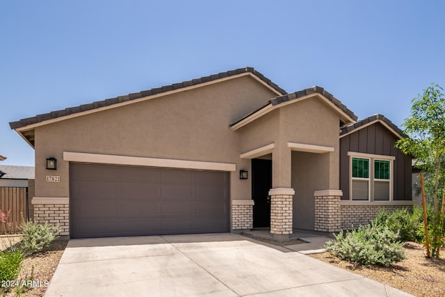 view of front facade featuring a garage