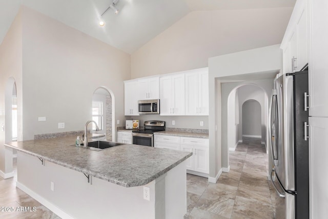 kitchen featuring a kitchen bar, sink, kitchen peninsula, and stainless steel appliances