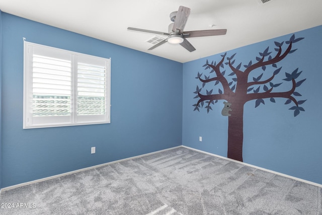 unfurnished room with carpet flooring and ceiling fan