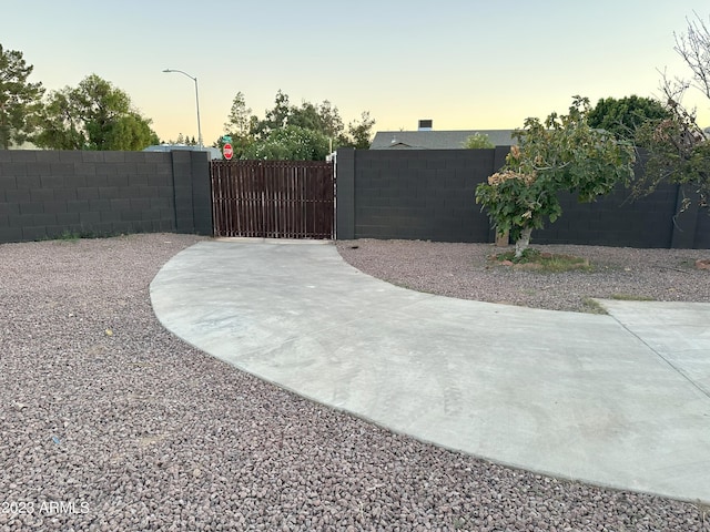 view of yard at dusk