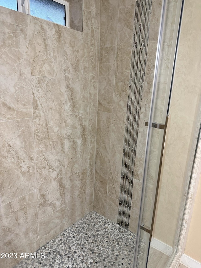 bathroom featuring a tile shower