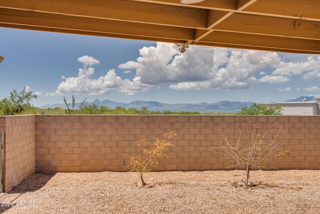 view of yard featuring a mountain view