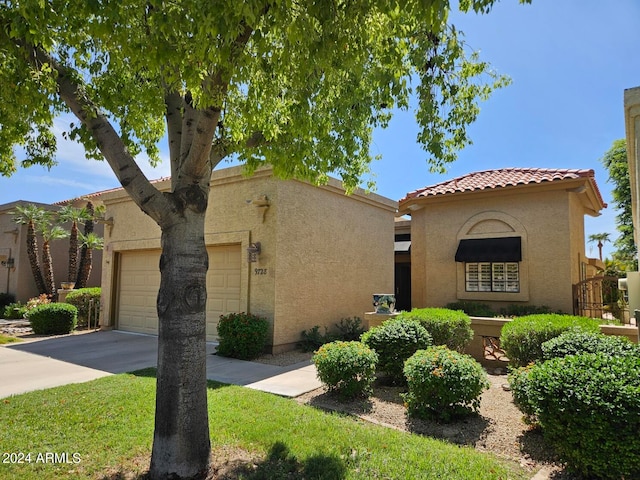 view of front facade featuring a garage