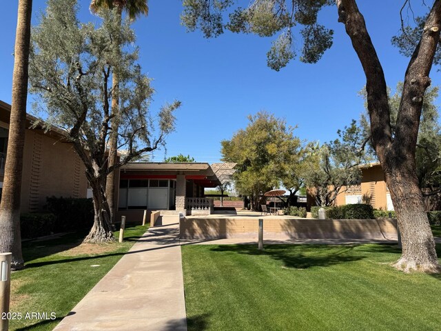 6125 E Indian School Rd Unit 152, Scottsdale, AZ 85251 - view of front of home with a front lawn