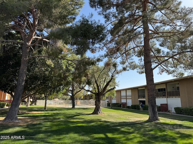 6125 E Indian School Rd Unit 152, Scottsdale, AZ 85251 - view of community featuring fence and a yard