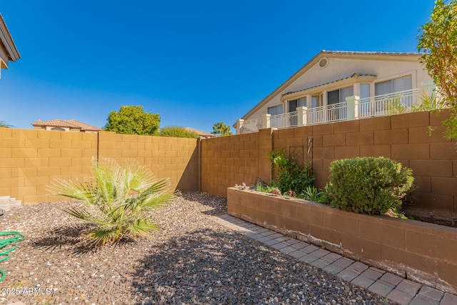 view of yard featuring a fenced backyard