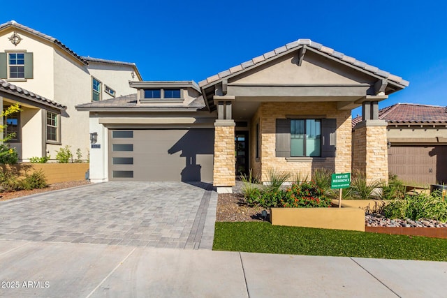 view of front facade featuring a garage